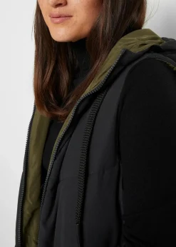 bonprix Bekleidung·Hosen|Jacken & Mäntel|Wende-Steppweste aus recyceltem Polyester mit Kapuze schwarz/dunkeloliv