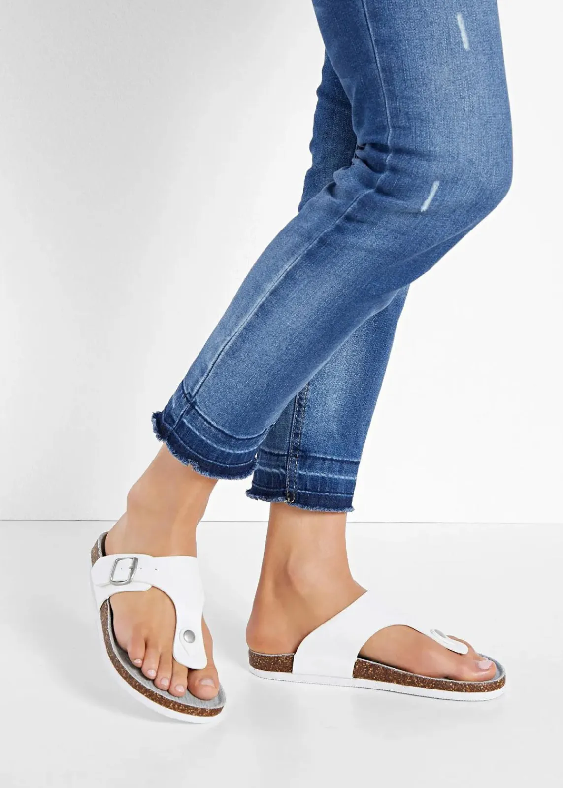 bonprix Hausschuhe|Sommerschuhe|Zehenstegpantoletten mit dekorativer Schnalle weiß/jeansblau