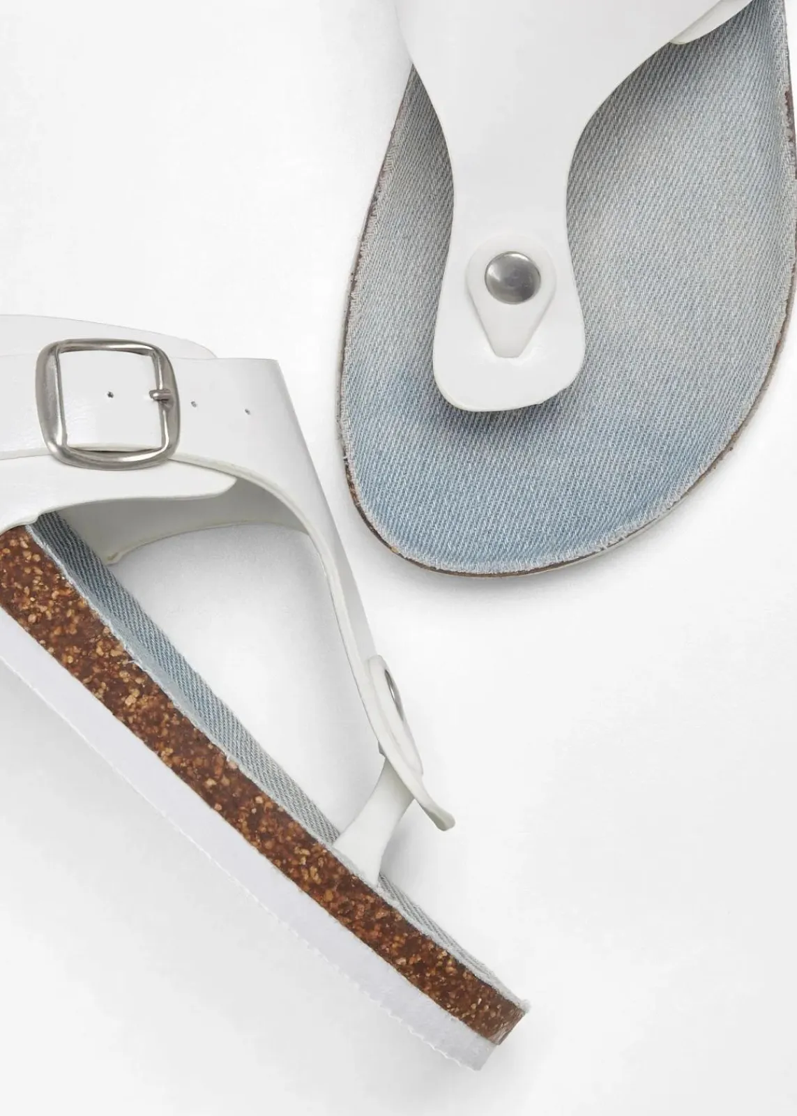 bonprix Hausschuhe|Sommerschuhe|Zehenstegpantoletten mit dekorativer Schnalle weiß/jeansblau