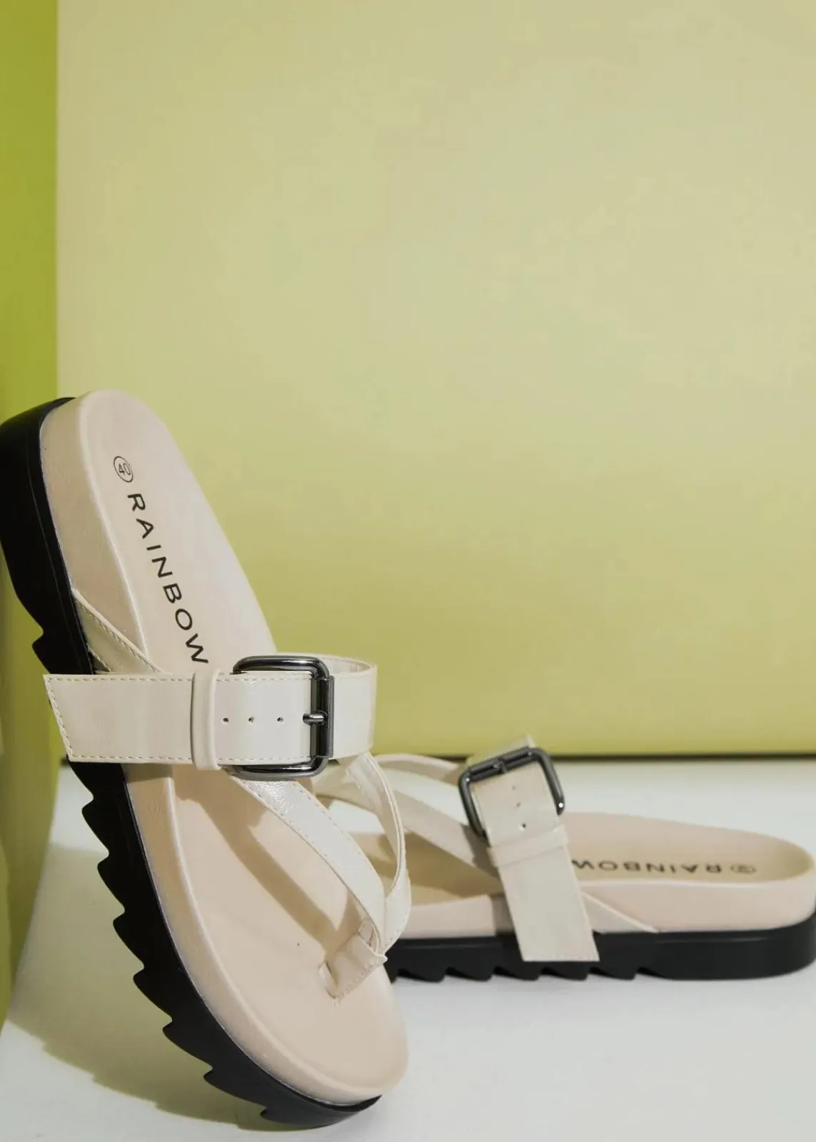 Zehenstegpantoletten mit Profilsohle|bonprix Hot